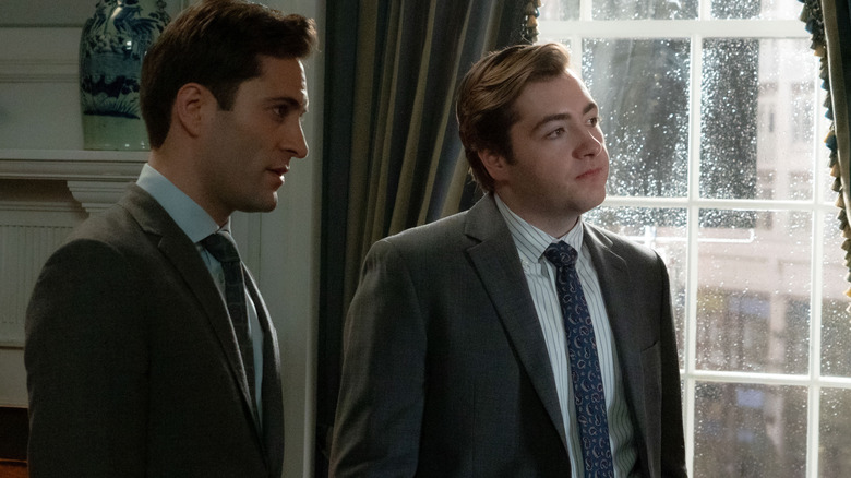 Arty Froushan dans le rôle de Buck Cashman debout à côté de Michael Gandolfini dans le rôle de Daniel Blake dans un bureau de Daredevil : Born Again