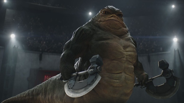 Rotta le Hutt tenant des haches jumelles dans une arène de gladiateurs dans The Mandalorian et Grogu
