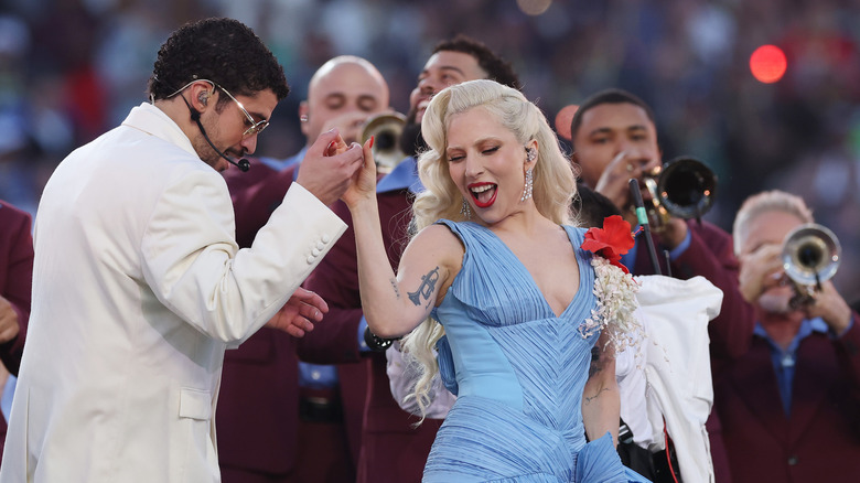 Lady Gaga dansant avec Bad Bunny au Super Bowl