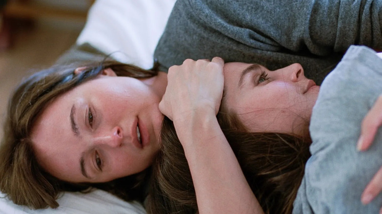 Nora tient Agnès dans une valeur sentimentale
