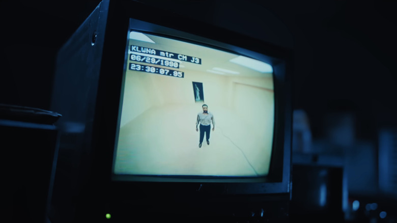 Clark sur l'un des moniteurs surveillés par Async dans Backrooms