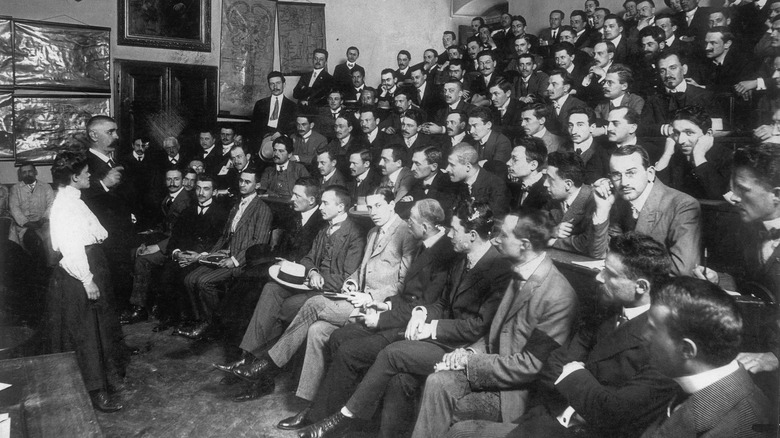 Les étudiants d'un amphithéâtre assistent à un cours de Julius Wagner-Jauregg.