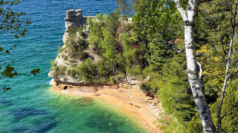lacs illustrés, rive nationale du lac, sur le sentier de campagne du nord