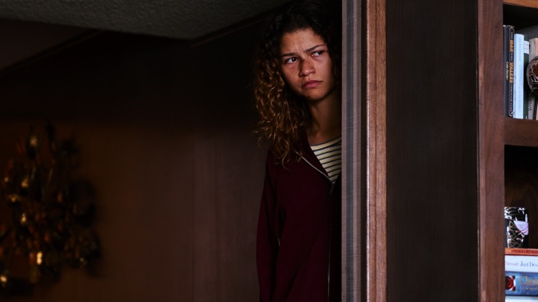 Zendaya jetant un coup d'œil dans un coin avec le nez en sang sur Euphoria