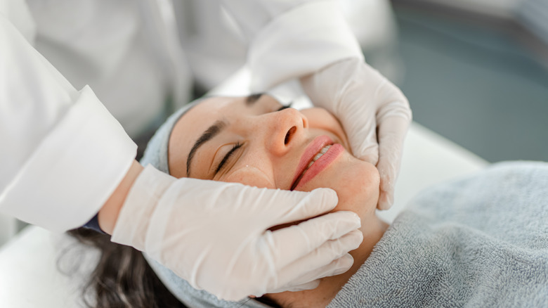 Femme recevant un soin du visage