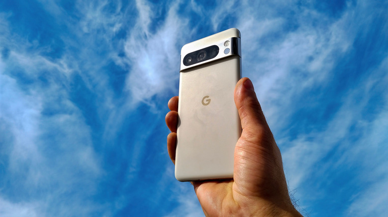 Personne tenant un Pixel 8 Pro