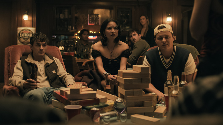 Bear, Sarah et Ian ont l'air inquiets lors d'une fête dans Obsession