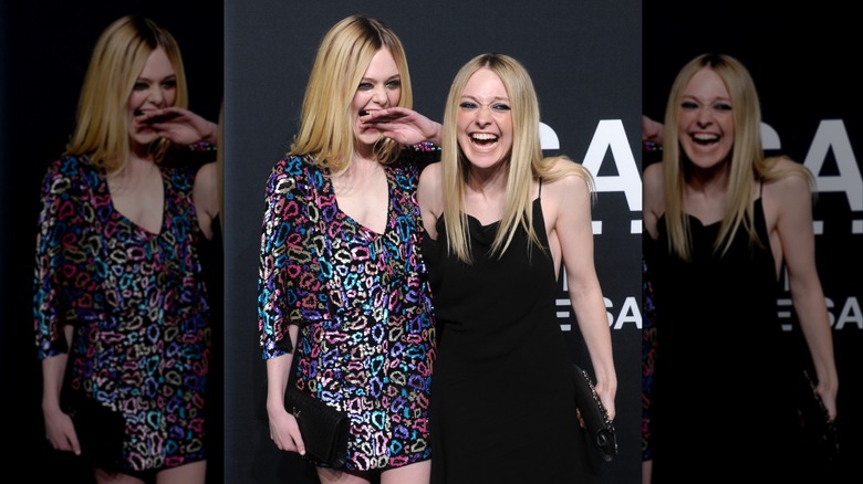 Dakota Fanning dans une robe à imprimé léopard et Elle Fanning dans une robe noire