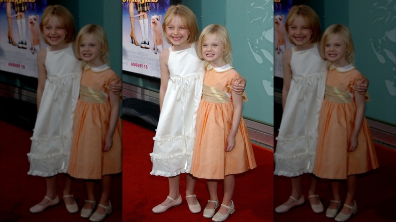 Dakota Fanning et Elle Fanning, enfants, souriant ensemble