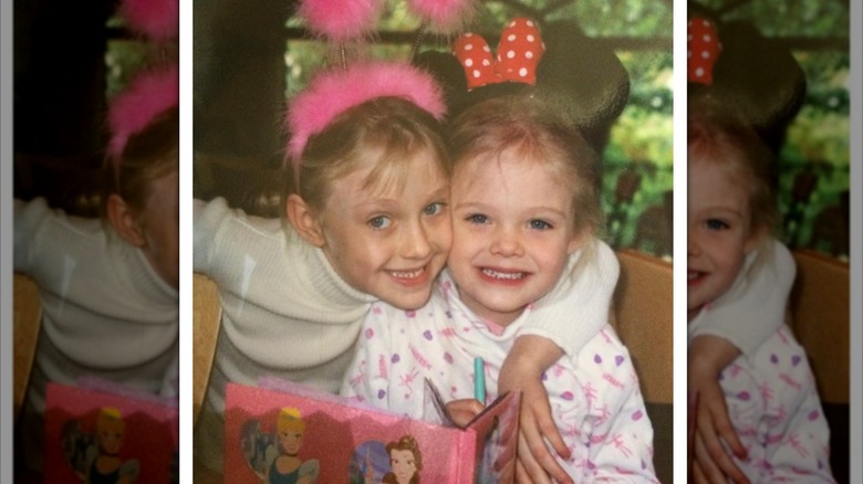 Dakota Fanning embrasse Elle Fanning sur une photo d'enfance