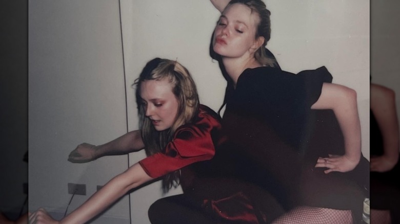 Dakota Fanning et Elle Fanning dansent ensemble