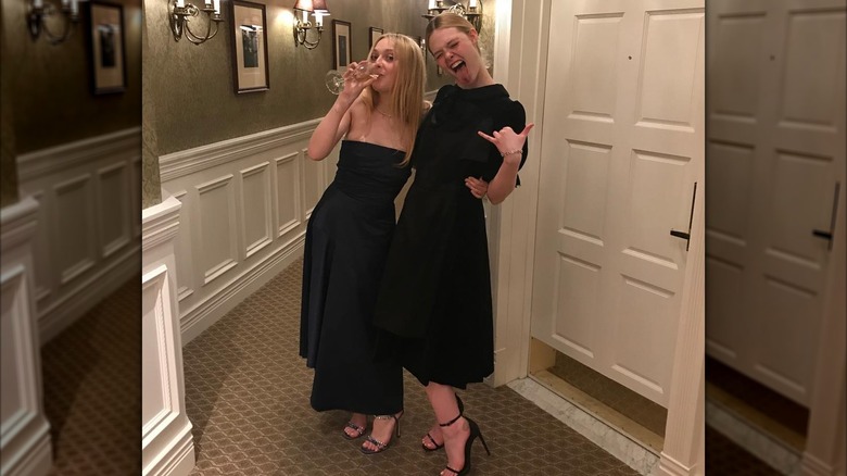 Dakota et Elle Fanning portent des robes similaires et posent ensemble