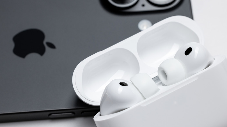 Un iPhone 17 avec des AirPods dessus