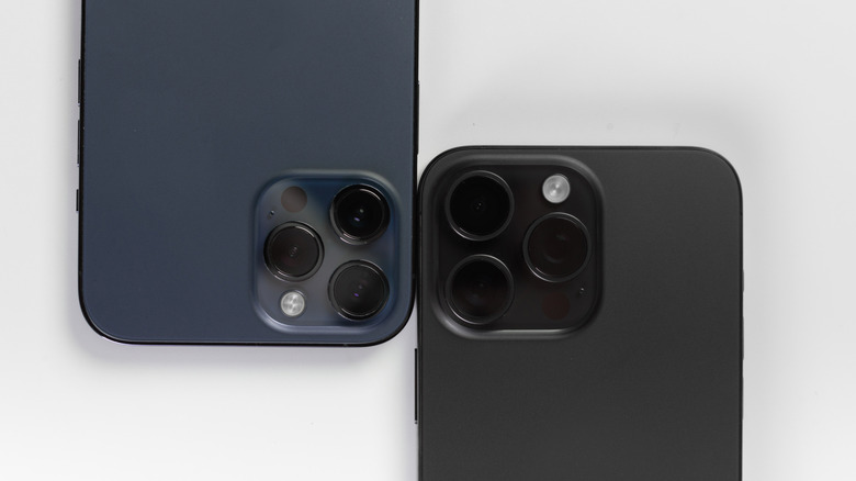Deux Apple iPhone 15 Pro Max