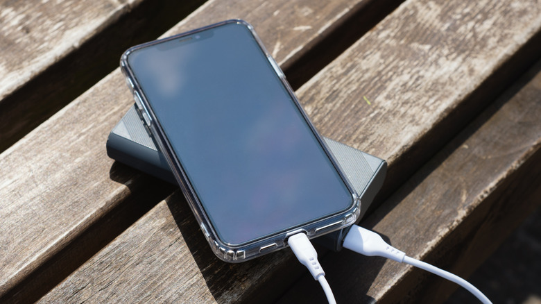 Un iPhone chargé via une banque d'alimentation