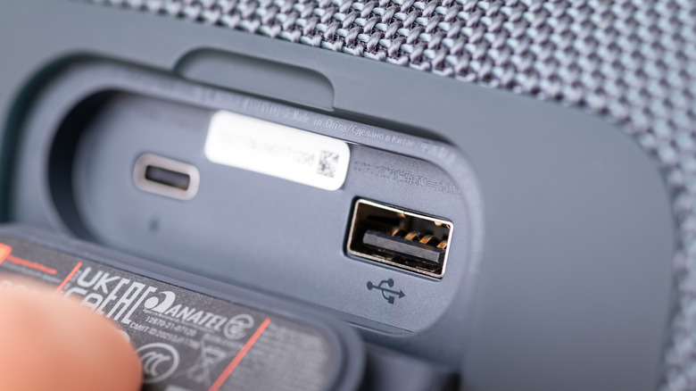 Une enceinte Bluetooth avec ports USB-C et USB-A