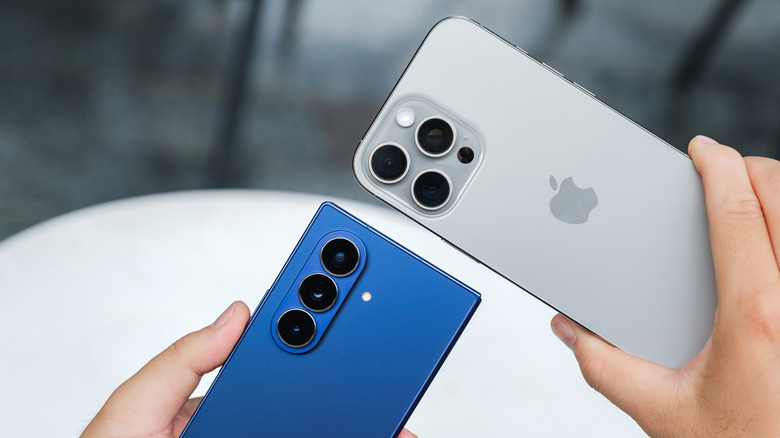Un Samsung Galaxy Z Fold7 et un iPhone 16 Pro Max