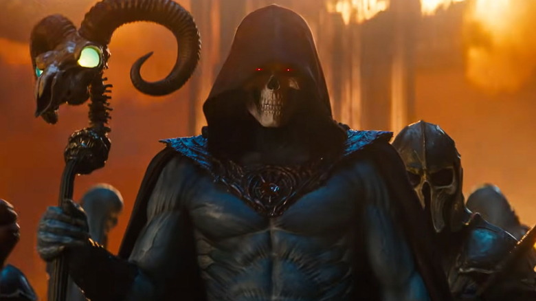 Jared Leto dans le rôle de Skeletor tenant son bâton avec ses acolytes derrière lui dans Masters of the Universe (2026)