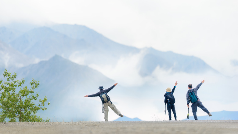 heureux randonneurs en Alaska
