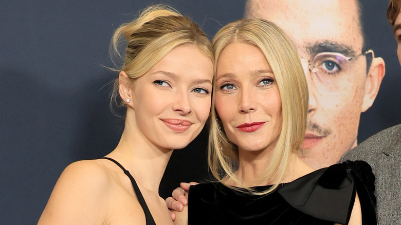 Apple Martin et Gwyneth Paltrow posent avec la tête pressée l'une contre l'autre alors qu'elles assistent à un événement sur le tapis rouge.