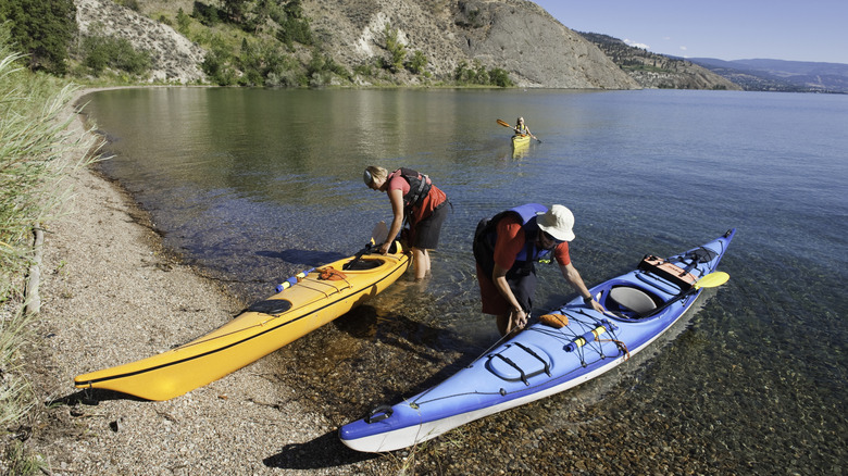 Des pagayeurs s'installent au lac Okanagan