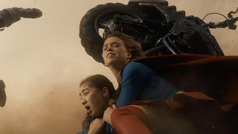 Milly Alcock dans le rôle de Kara Zor-El protège Eve Ridley dans le rôle de Ruthye Marye Knoll dans Supergirl (2026)