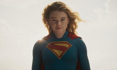 Pourquoi le costume de film de Supergirl conserve la jupe classique de la bande dessinée (visite du plateau)