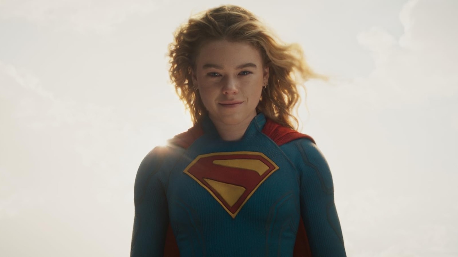 Pourquoi le costume de film de Supergirl conserve la jupe classique de la bande dessinée (visite du plateau)
