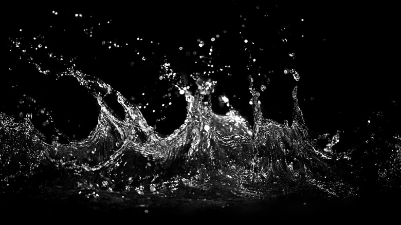Éclaboussures d'eau sur fond noir.