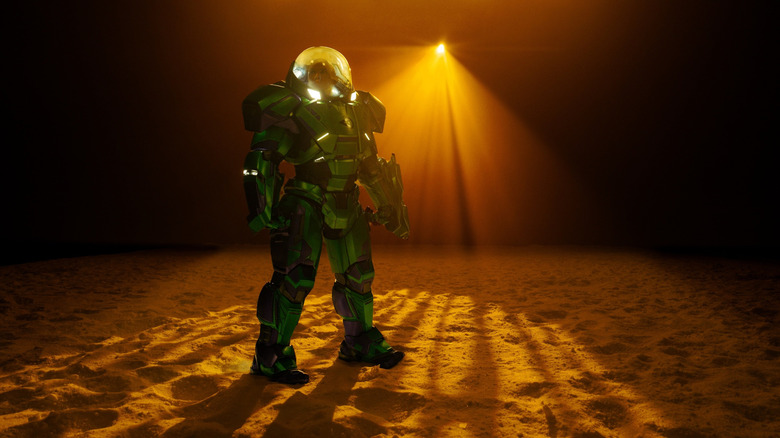 Nicholas Hoult dans le rôle de Lex Luthor dans son costume de guerre sur une photo des coulisses de Man of Tomorrow
