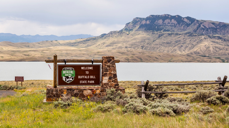 un panneau indiquant le parc d'État de Buffalo Bill