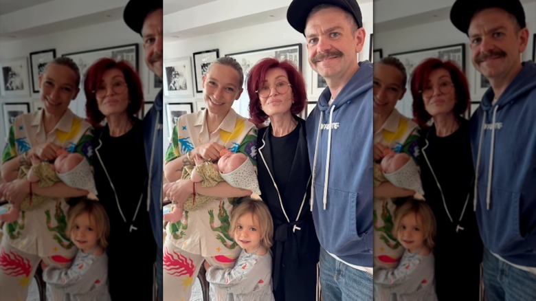 Sharon Osbourne posant avec Jack Osbourne, Aree Osbourne, bébé Ozzy Osbourne et Maple Osbourne