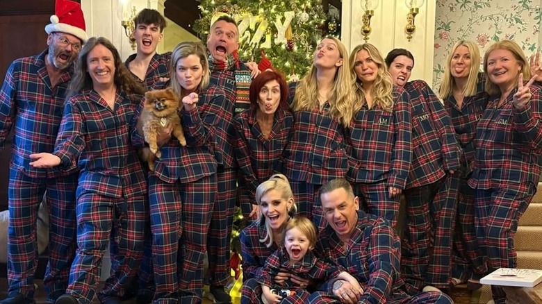 Sharon Osbourne posant avec la famille élargie, dont Kelly Osbourne et Sidney Osbourne