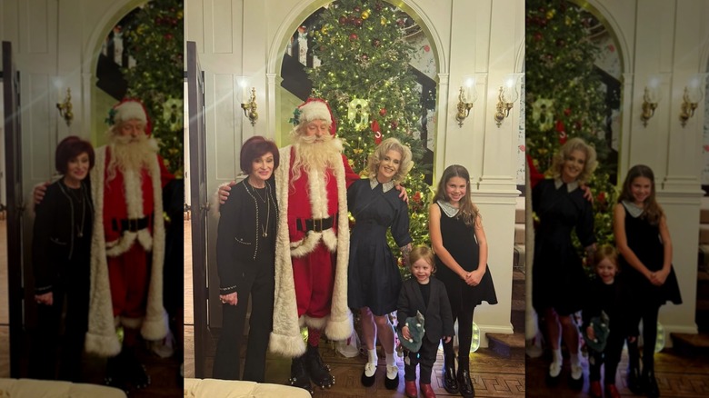 Kelly Osbourne posant avec le Père Noël, son fils Sidney et Sharon Osbourne