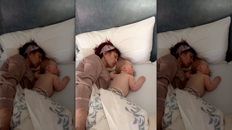 Sharon Osbourne et son petit-fils Sidney dorment dans leur lit