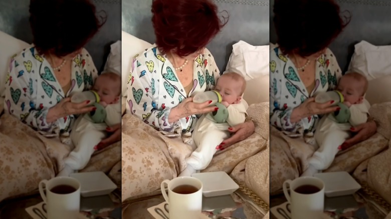 Sharon Osbourne nourrit son petit-fils Sidney