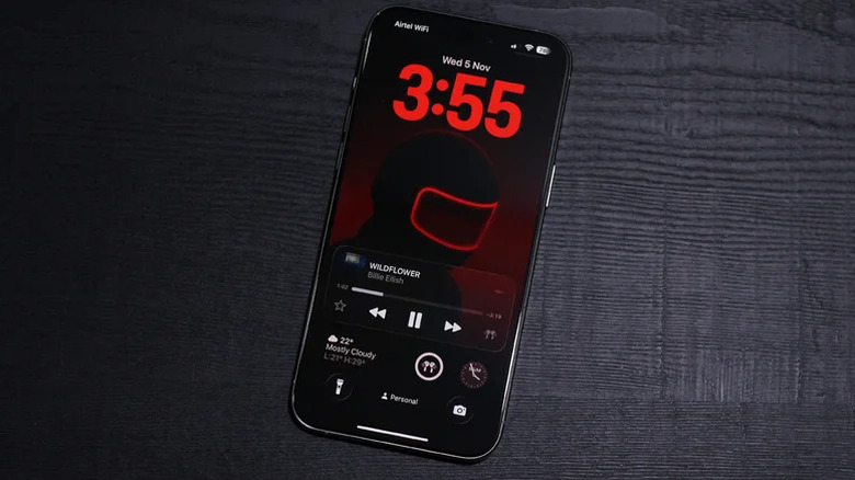 Écran de verrouillage iOS 26 avec un lecteur multimédia