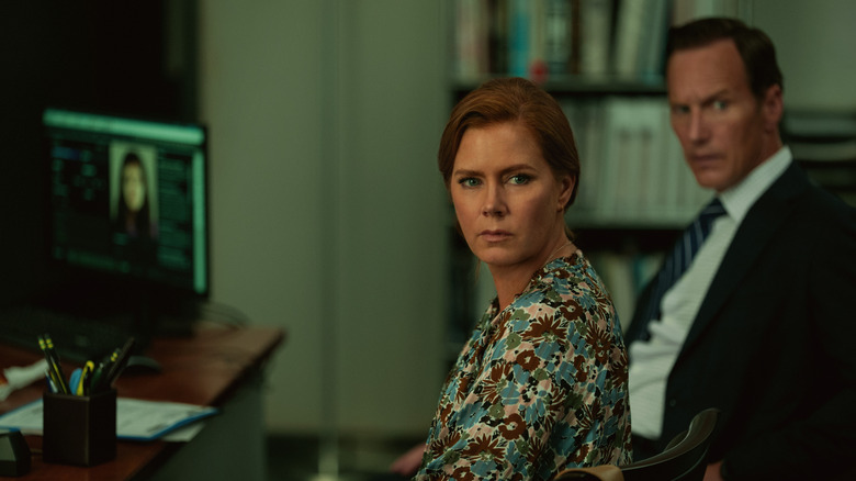 Amy Adams dans le rôle d'Anna Bowden et Patrick Wilson dans le rôle de Tom Bowden assis à un bureau à Cape Fear (2026)