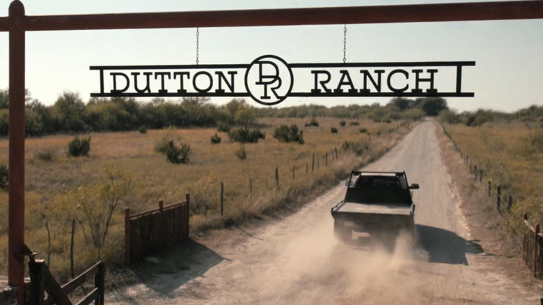 Un camion passe sous l'entrée de Dutton Ranch à Dutton Ranch