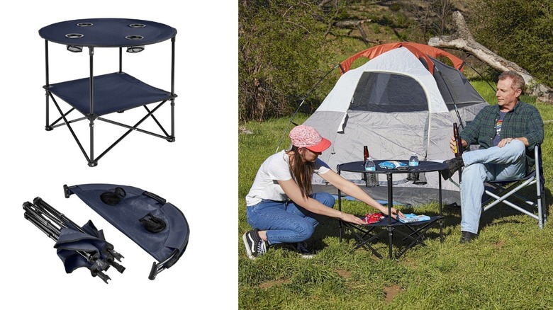 Deux campeurs se détendent autour d'une table de camping pliante avec une tente à l'extérieur.