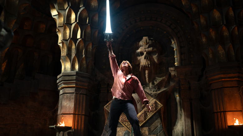 Le prince Adam levant l'épée du pouvoir à l'intérieur du château Grayskull dans Les Maîtres de l'Univers