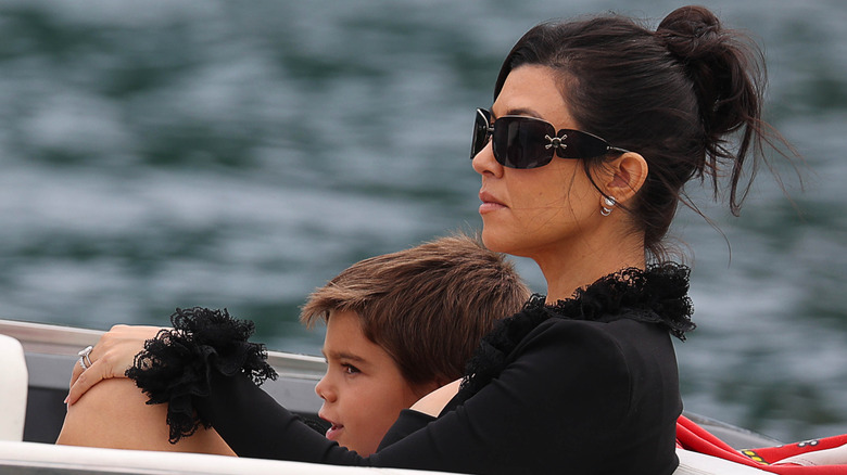 Kourtney Kardashian sur un bateau avec son fils, Reign Disick