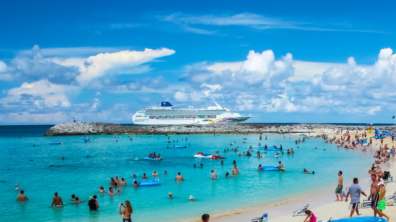 touristes sur la plage Great Stirrup Cay