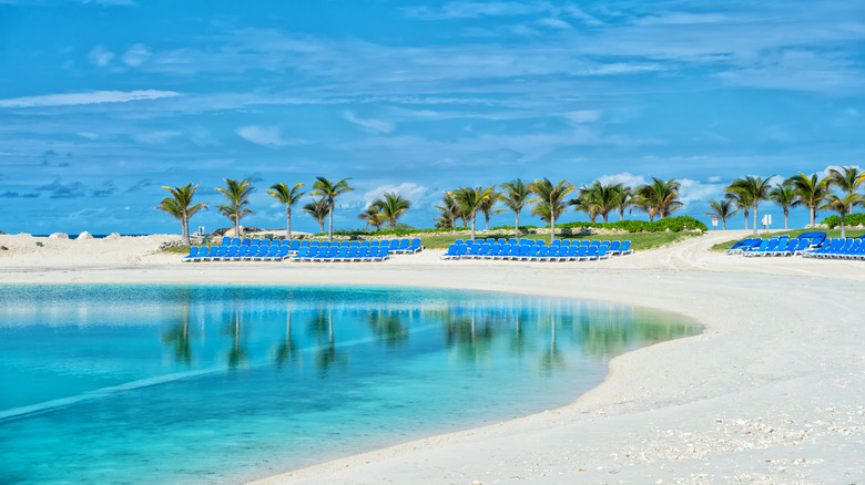 Great Stirrup Cay immaculée avec des chaises de plage vides