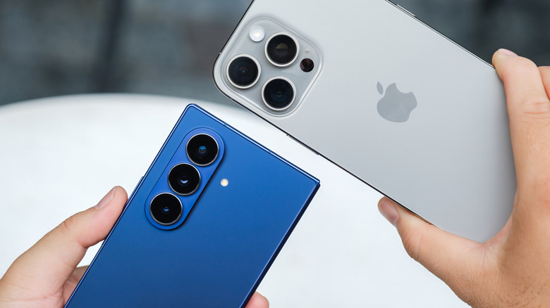 Smartphone Samsung Galaxy à côté d'un iPhone Apple