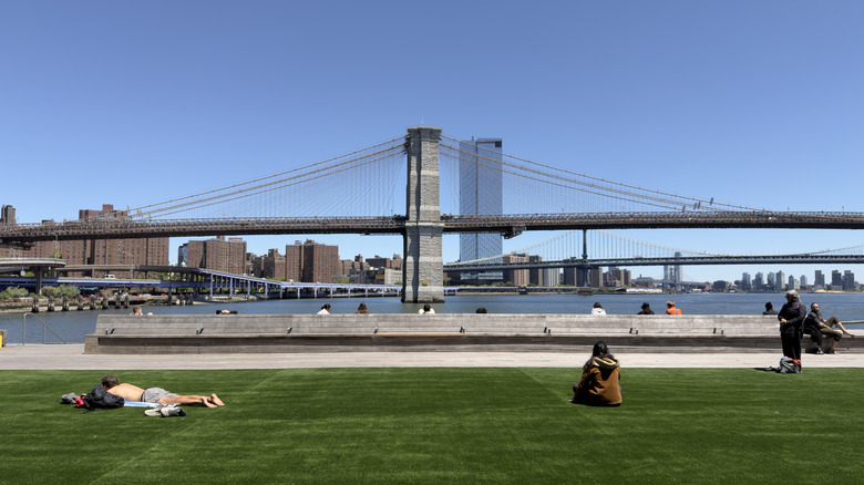 Voie verte au bord de l'eau du pont de Brooklyn, South Street