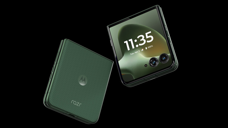 Le téléphone à clapet Motorola Razr+ (2026) avec son design à clapet visible