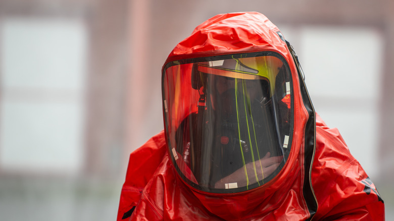 Pompier dans une combinaison de protection rouge contre les matières dangereuses