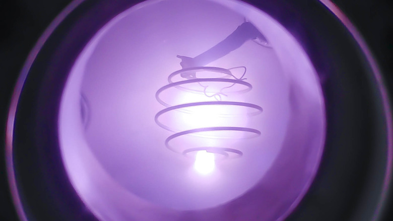 Plasma violet à haute énergie contenu dans un fusor fait maison