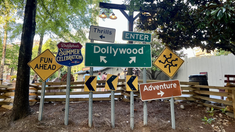 Décorations de style panneau routier à Dollywood